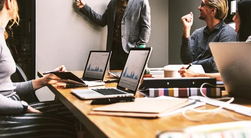 corporatisti birou foto Pixabay jpg