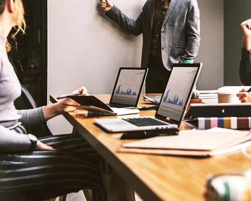 corporatisti birou foto Pixabay jpg