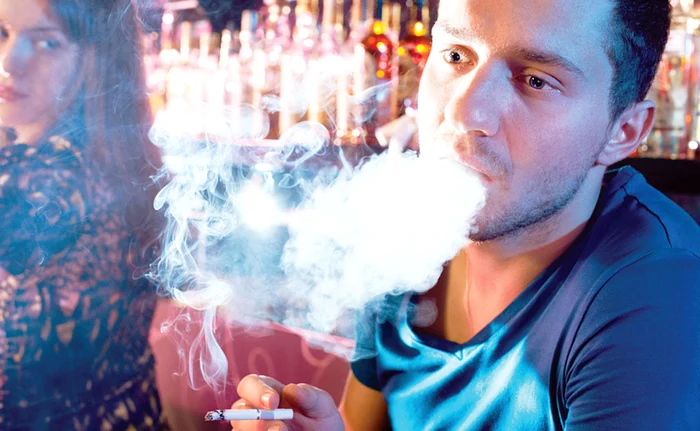 
    Fumătorii vor trage  ultimul fum în  spaţii închise în  ziua de 16 martie  