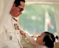 Prințesa Bajrakitiyabha a Thailandei în copilărie cu tatăl ei, Regele Rama X.