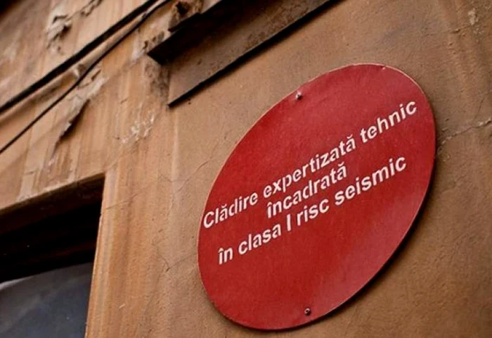 Cele două clădiri sunt foarte vechi și au risc seismic FOTO: Arhivă, Adevărul