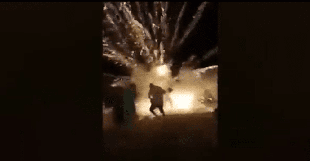 O femeie a murit sub ochii rudelor și copiilor după ce artificiile i s-au prins de haine și au explodat VIDEO