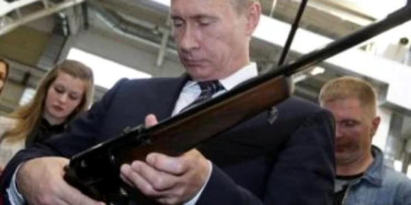 VIDEO Un muncitor rus îl convinge pe Putin să-i dea ceasul de la mână