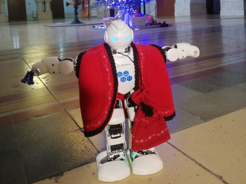 VIDEO Un robot s-a dat în spectacol la un târg educațional. Cum s-au descurcat dansatorii din fața lui 