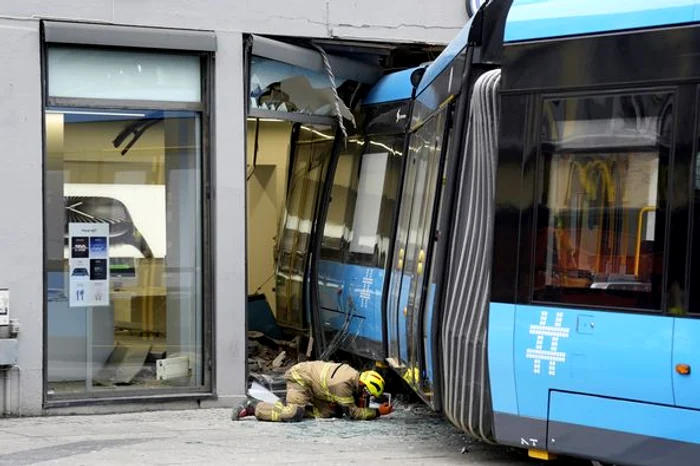 Tramvaiul circula cu viteză mare și a intrat într-un magazin FOTO: FB