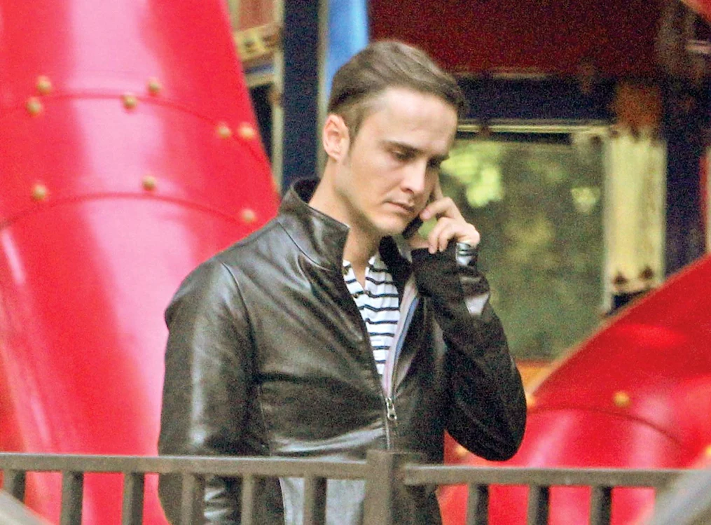 Şerban vorbeşte la telefon, iar discuţia nu pare foarte veselă
