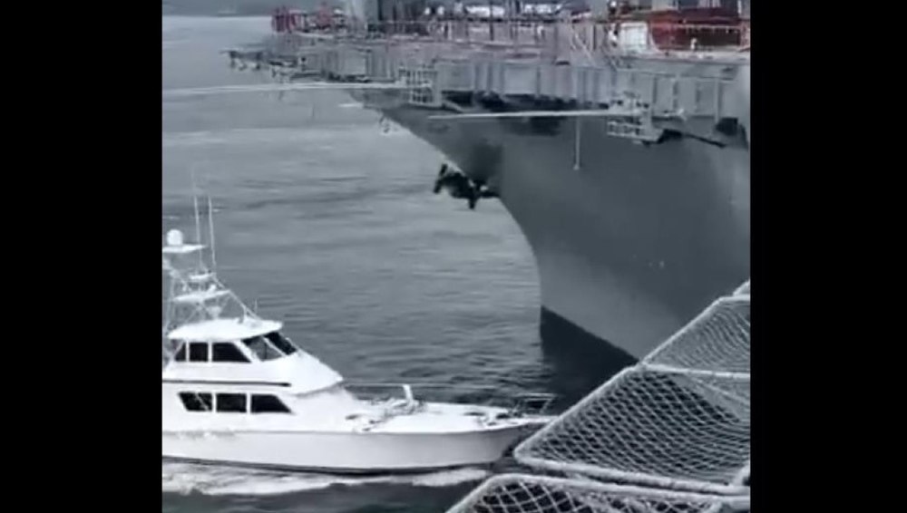 Imagini virale cu un iaht care lovește portavionul-muzeu USS Midway. Căpitanul, beat, a încercat să fugă