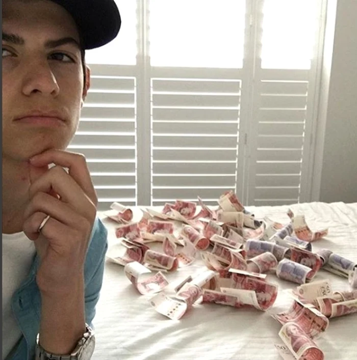 Selfie-urile cu bani sunt la ordinea zilei