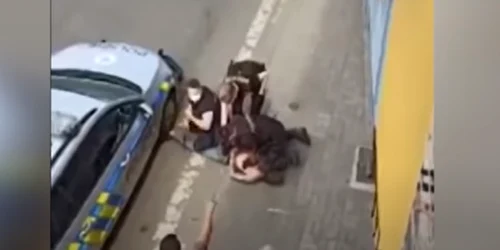 Poliţiştii cehi în momentul în care îl imobilizează pe bărbat FOTO captură video