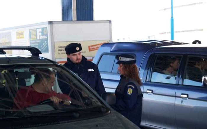 Poliiştii de frontieră au descoperit că actele erau false