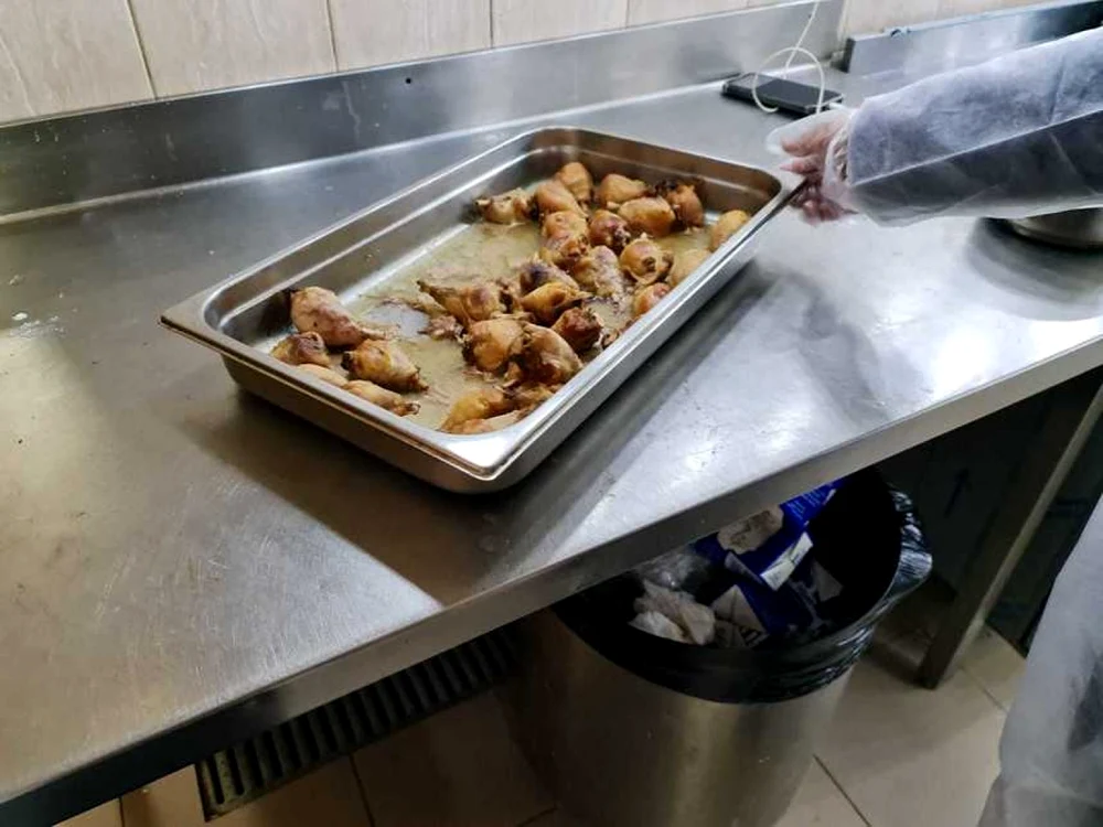 În urma controalelor în spitale, comisarii ANPC au mai găsit oale, tigăi, veselă depreciate, cu uzură avansată, ustensile cu rugină Foto: ANPC
