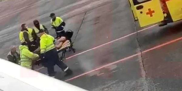 Navalnii preluat de pe aeroportul din Omsk FOTO Daily Mail