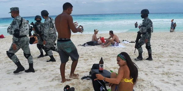 soldati inarmati pe plajele din mexic. foto afp