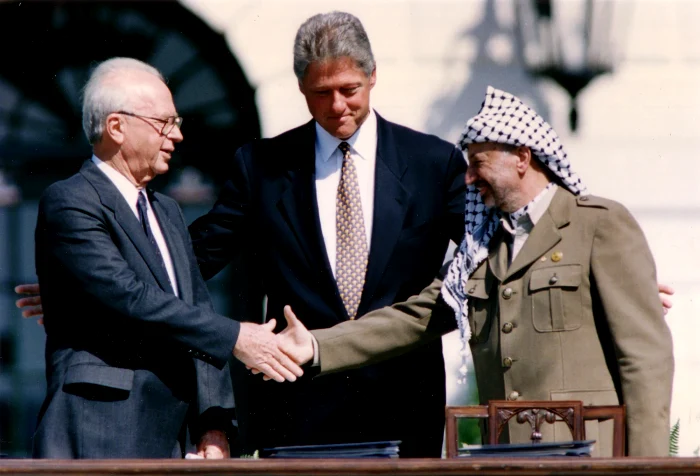 Yitzhak Rabin, prim ministrul israelian (stânga) FOTO: Arhivă