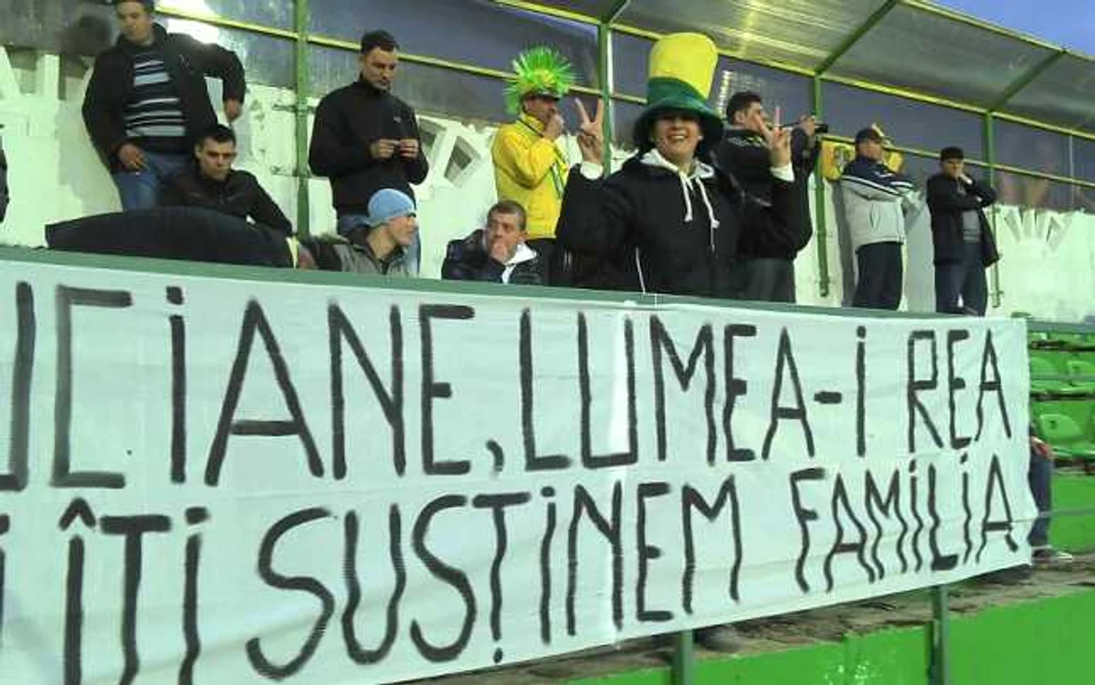 La ultimele două meciuri de acasă fanii au afişat un acest baner