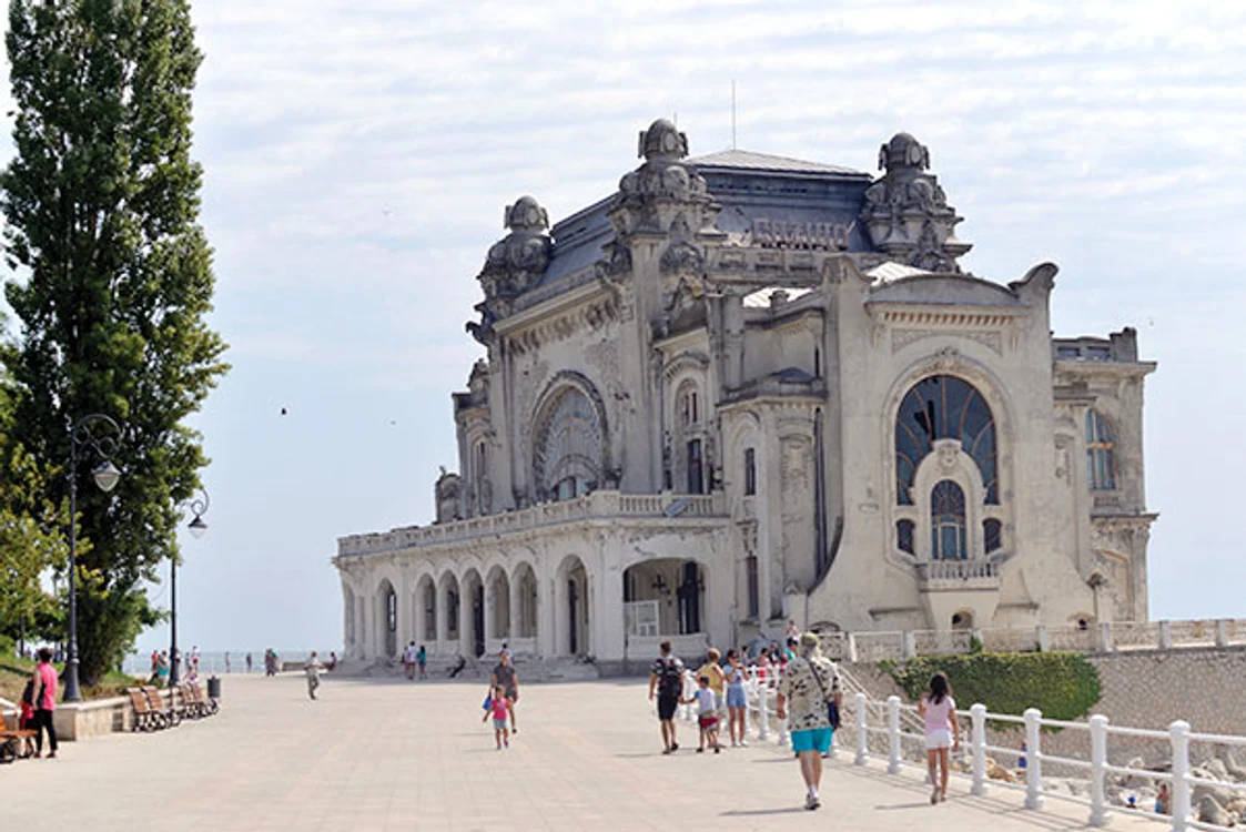 August 2019 Cazinoul era  într-o stare  continuă de  degradare