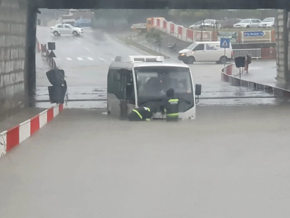 Autobuzul a rămas blocat