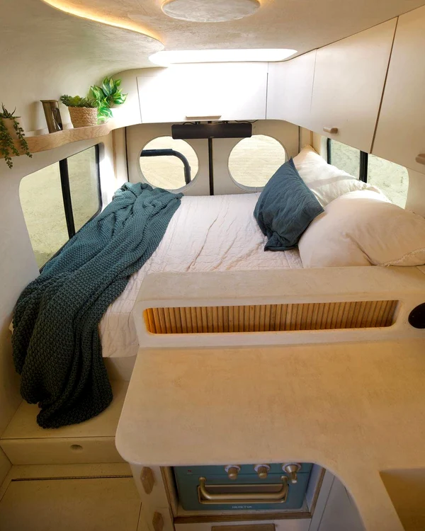 Abbe Minor a investit 140.000 de dolari în interiorul dubei / Sursă foto: Instagram