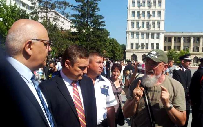 Raed Arafat, faţă în faţă cu un bărbat din Focşani care spune că a fost tratat necorespunzător