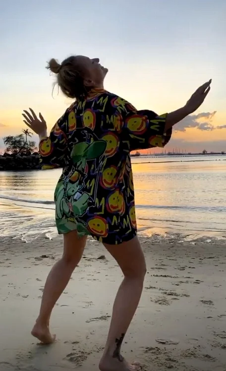 Delia face haz de necaz în Singapore