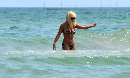 elena udrea la plaja jpg