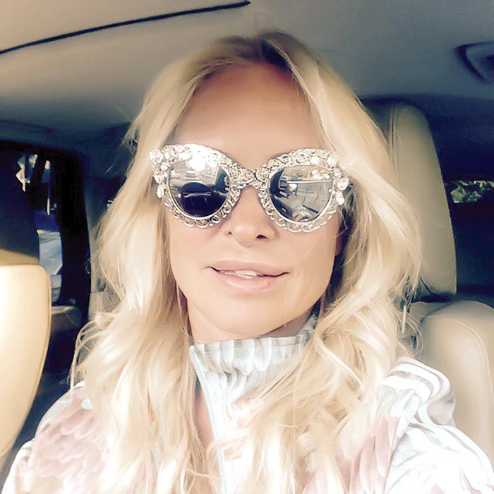 
    Vica Blochina - ochelari D&G ochi de pisică, tapetaţi cu cristale Swarovski – 4.240 lei  