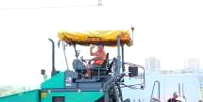 O companie care s-a angajat să repare străzile din Capitală e cercetată de ofiţerii Centrului Naţional Anticorupţie