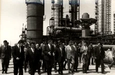 Vizita lui Nicolae Ceauşescu la Combinatul de îngrăşăminte chimice din Turnu Măgurele, județul Teleorman (© „Fototeca online a comunismului românesc”, cota: 98/1976)