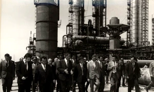 Vizita lui Nicolae Ceauşescu la Combinatul de îngrăşăminte chimice din Turnu Măgurele, județul Teleorman (© „Fototeca online a comunismului românesc”, cota: 98/1976)