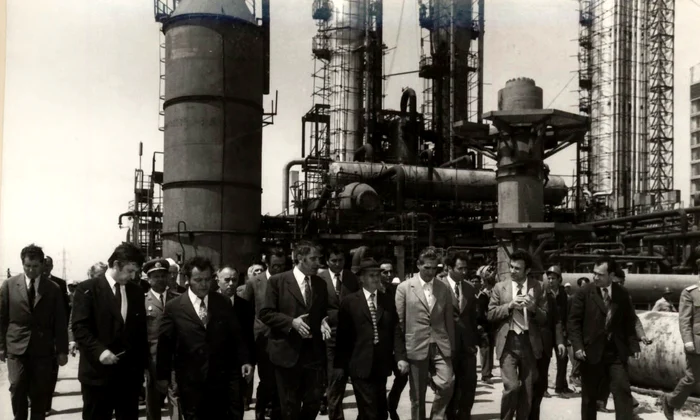 Vizita lui Nicolae Ceauşescu la Combinatul de îngrăşăminte chimice din Turnu Măgurele, județul Teleorman (© „Fototeca online a comunismului românesc”, cota: 98/1976)