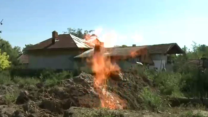 O femeie a dat de gaze în timp ce săpa un puț! Foto: Captură TV Digi24