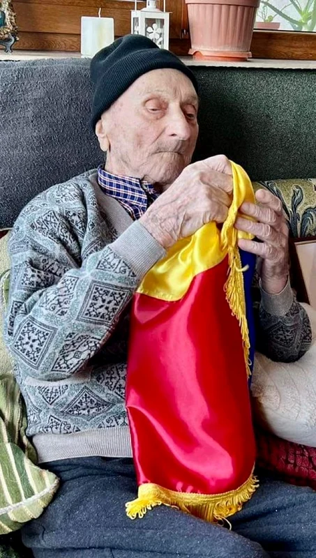 Cel mai longeviv veteran de război Ilie Ciocan din Galicea Vâlcea la 110 ani Foto MApN jpg