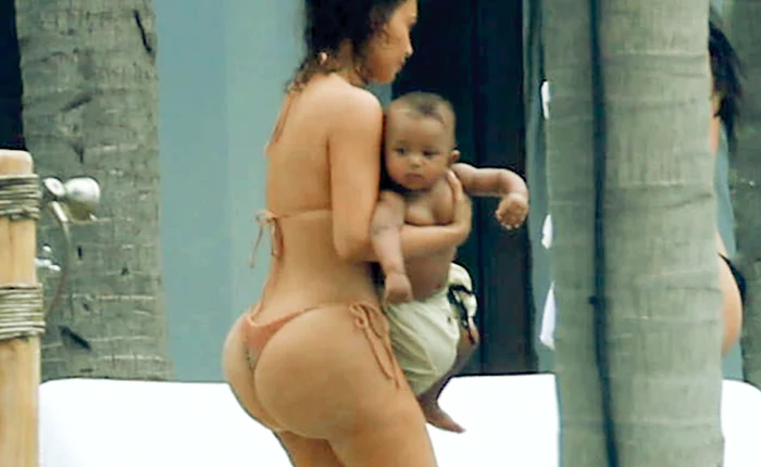 Originalul. Kim are probleme cu fesele, care au „explodat”