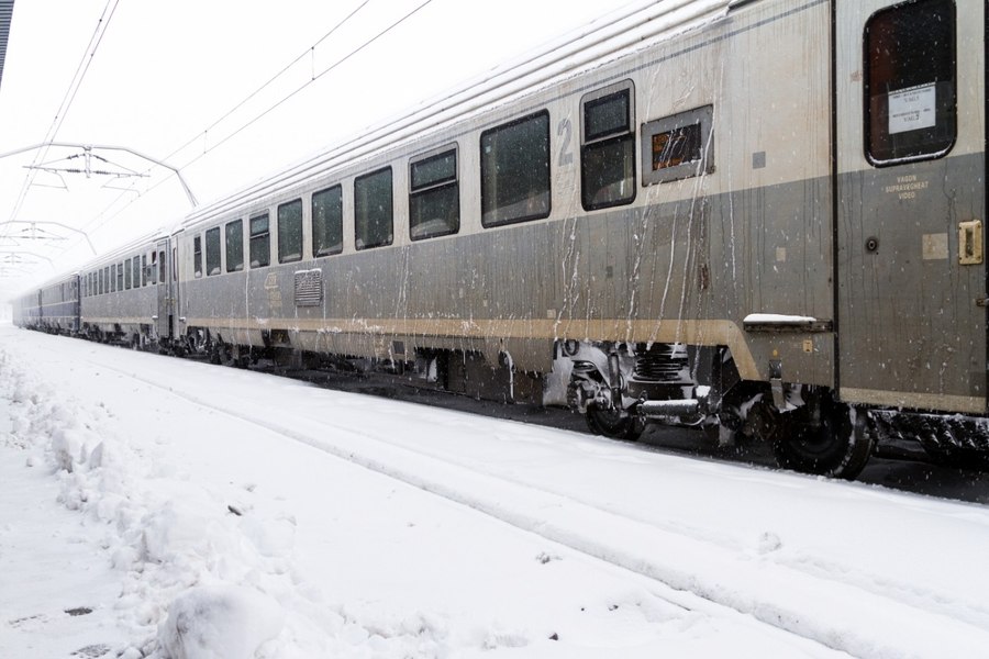 Viscolul, ninsorile și vântul suspendă circulația a peste 50 de trenuri. Porturile din Constanța și Tulcea sunt închise 