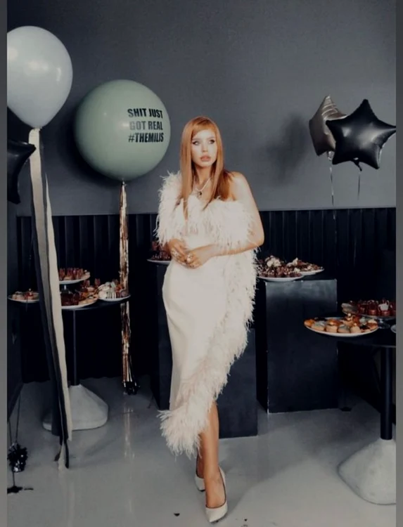 
    Carmen a purtat o rochie mulată, accesorizată cu penefoto: Instagram  