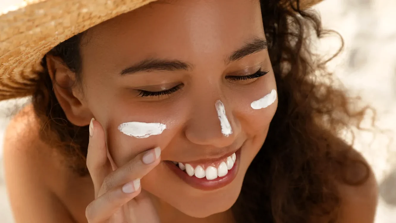 3 locuri pe față unde aproape nimeni nu aplică cremă cu SPF