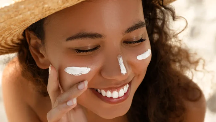 3 locuri pe față unde aproape nimeni nu aplică cremă cu SPF