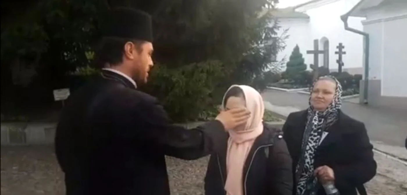 
    Ritualul preotului care râde continuu nu este privit cu ochi prea bunifoto: captură video  