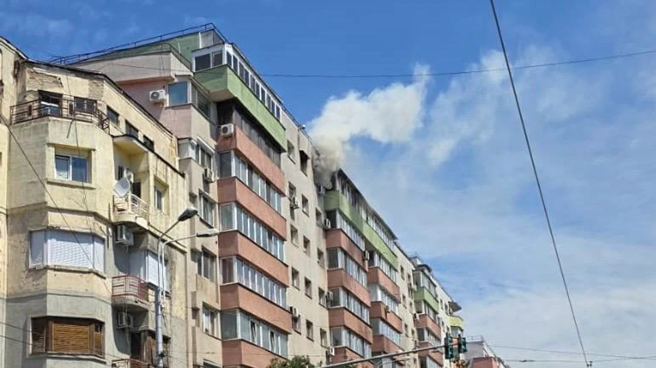 Pompierii intervin pentru stingerea incendiului. FOTO: ISU B-IF