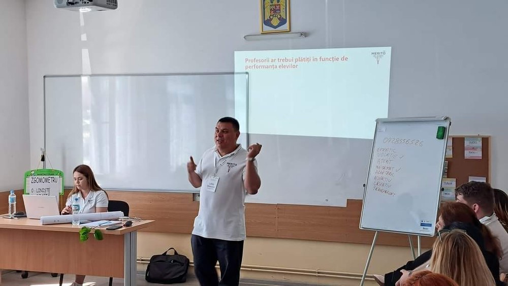 Viral pe Internet. Cum a reușit un profesor să explice elevilor regimurile politice cu exemple inedite din viața de zi cu zi