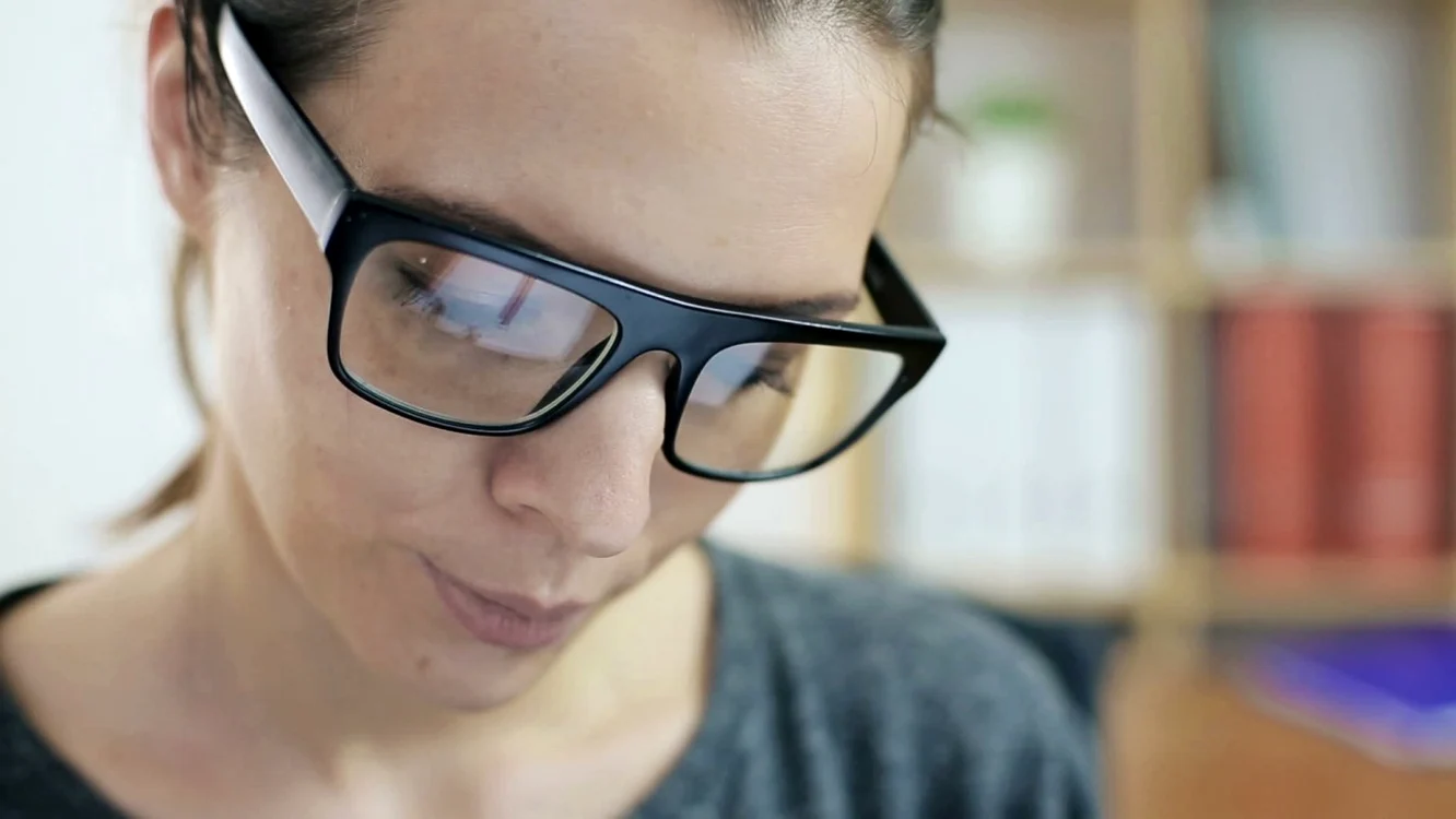 În viitor, când ne vom uita la smartphone-uri sau tablete, nu vom mai avea nevoie de ochelari corectori