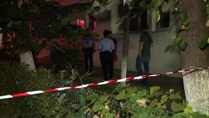 
    Tânăra de 20 de ani s-a prăbuşit în gol de la etajul 8 al imobilului în care locuia   