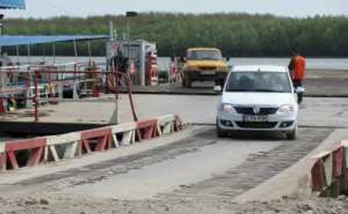 Bărbatul a trecut cu bacul în Insula Mare. FOTO: NICOLETA BUTNARU