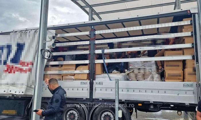 O parte erau ascunți printre marfă FOTO Poliția de Frontieră 