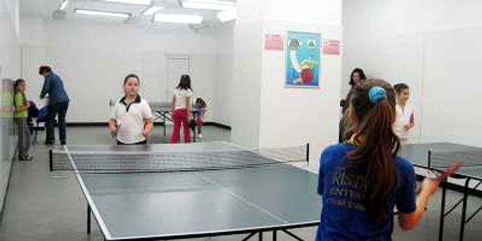 Copiii s-au întrecut la tenis de masă (Sursa foto jupitercity.ro)