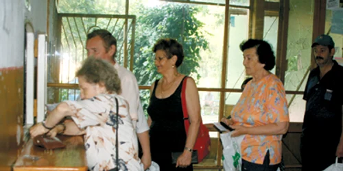 Resita: Reşiţenii care nu au card trebuie să stea la coadă