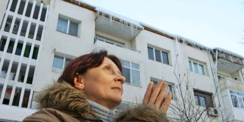 Cornelia Petcu, 50 de ani, spune că se roagă în fiecare zi când pleacă de acasă să nu fie rănită de ţurţuri sau de buFotografii: florin chirică