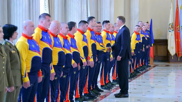 Preşedintele Iohannis le-a înmânat, pe 12 aprilie, drapelul tricolor sportivilor care au reprezentat România la Jocurile Invictus. FOTO: Presidency