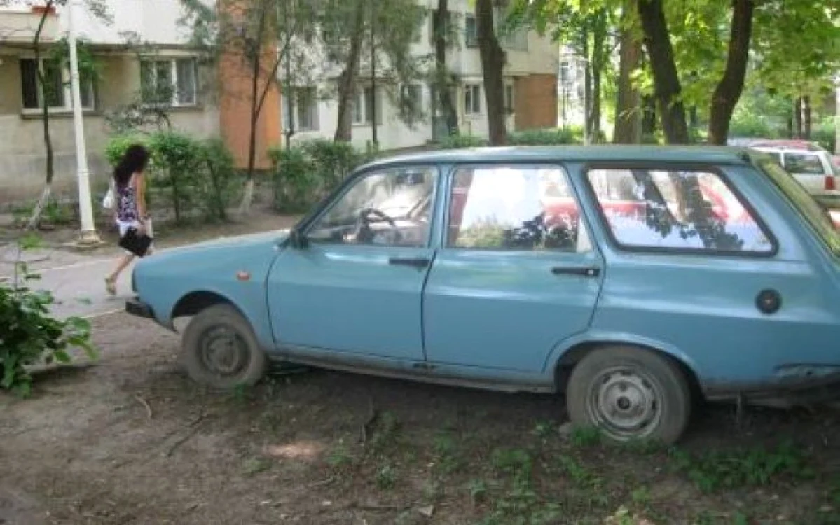 Maşinile abandonate vor fi ridicate de poliţişti Foto: Arhivă