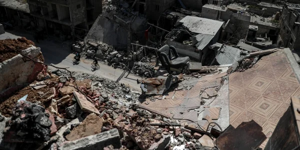 Oamenii se plimbă prin Douma după bombardamente puternice în Ghouta Siria FOTO EPA-EFE / Mohammed Badra